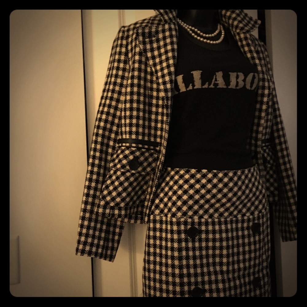 Skirt suit